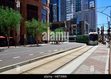 Phoenix Arizona light rail metro tram downtown city street, STATI UNITI D'AMERICA Foto Stock