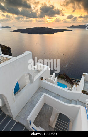 Vista di Nea Kameni isola formano la cittadina di Fira, Grecia. Foto Stock