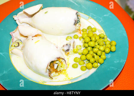 Calamari Ripieni con carote e piselli. Foto Stock