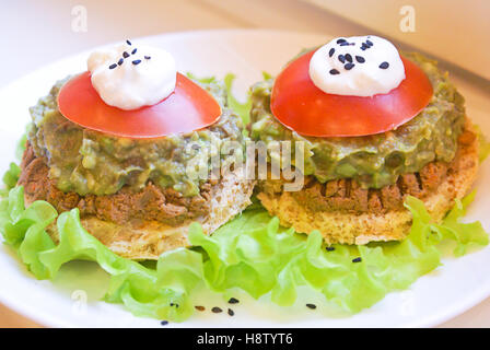 Cibo sano dieta: Patè di fegato con pane, erbe e pomodori. Foto Stock