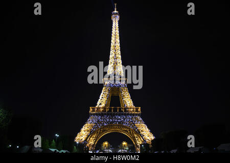 Torre Eiffel, Parigi, Francia, Europa - di notte illuminato. Foto Stock