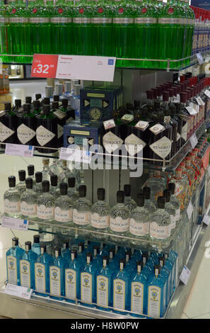 Bottiglie di gin al Duty Free Store, London Heathrow GB Foto Stock