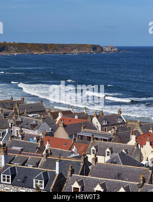 Tetto e vista mare di Cullen, murene, Scozia Foto Stock