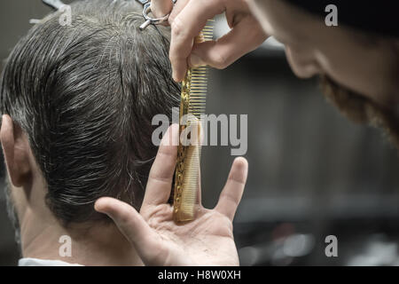 Facendo del taglio di capelli in Barberia Foto Stock
