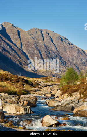 Il fiume Coe in Glen Coe, Scozia. Foto Stock