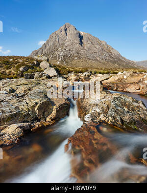 Buachaille Etive Mor e il fiume Coupall, Scozia. Montagna e paesaggio fluviale Foto Stock
