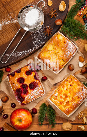 Vacanze di Natale la cottura Dessert di frutta albicocca, mela e torte di mirtilli Foto Stock