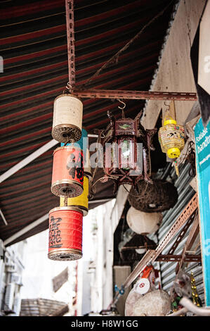 Lanterne pendenti dal soffitto nella parte anteriore del negozio, Hong Kong, Cina Foto Stock