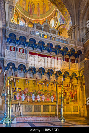 La pietra della unzione con il mosaico greco e la cupola del Katholikon sullo sfondo nella chiesa del Santo Sepolcro Foto Stock