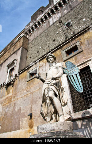 Angelo scultura di Raffaello da Montelupo, utilizzato per stare in piedi sulla sommità del castel Sant'Angelo, ora nel 'Angelo Hall', Roma, Lazio Foto Stock