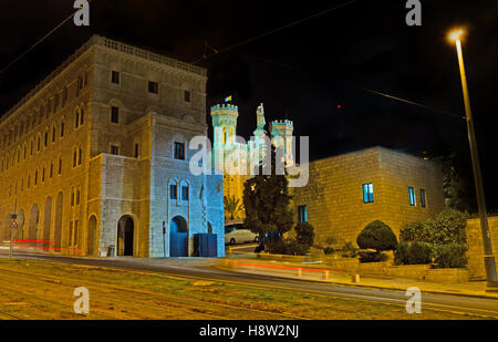 La sera il panorama sulla Cattedrale di Notre Dame di Gerusalemme centro con la bella campanili e la gigantesca statua della Vergine Maria sul Foto Stock