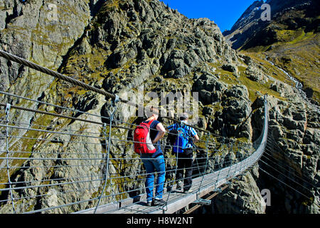 Trift ponte pedonale più lunga solo di sospensione Ponte nelle Alpi svizzere, Trift Gorge, Gadmer Valley, Gadmen, nel Canton Berna Foto Stock