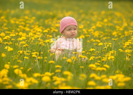 Baby, ragazza, in un prato di primavera Foto Stock