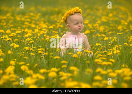 Baby, ragazza, in un prato di primavera Foto Stock