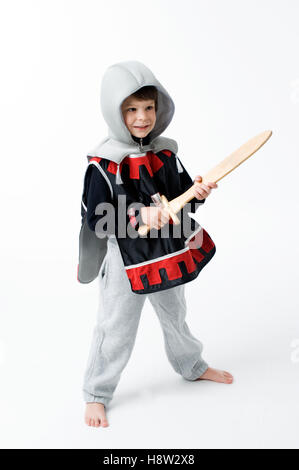 Ragazzo di 4 anni, vestito come un cavaliere Foto Stock