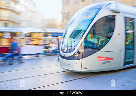 Il tram in movimento, equitazione lungo la strada Yafo Foto Stock