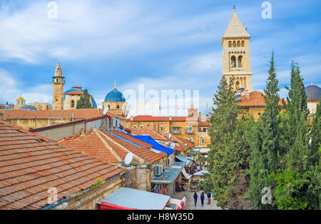 La città vecchia è costituito da vecchi edifici in pietra con i tetti di tegole, numerose chiese, moschee e sinagoghe, Gerusalemme Foto Stock