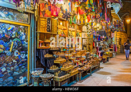 La pressione di stallo di souvenir in Ben Yehuda Street offre il legno fatti a mano di scacchi, arabian luci colorate, borse e altri prodotti turistici Foto Stock