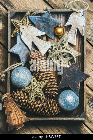 Albero di natale toy stelle, le sfere e la ghirlanda di fiori in una scatola di legno Foto Stock