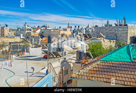 I numerosi serbatoi di stoccaggio dell'acqua sui tetti delle case residenziali nella vecchia Gerusalemme, Israele. Foto Stock