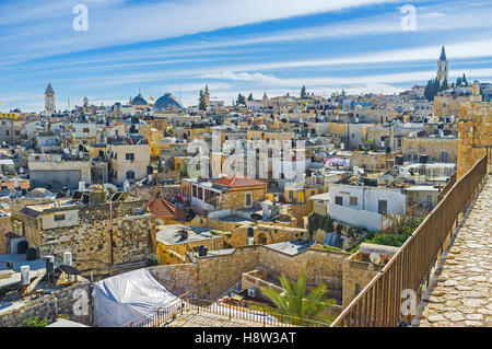 I massicci bastioni sono il posto migliore per il mezzogiorno passeggiate, godendo di viste, Gerusalemme, Israele. Foto Stock
