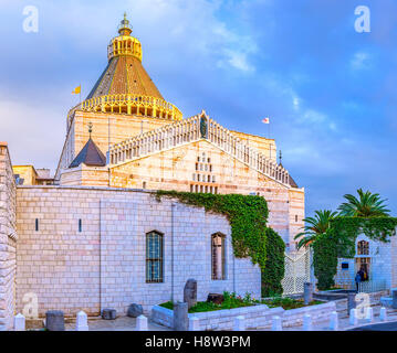 La vista sulla basilica dell Annunciazione di Nazareth in serata luci, Israele. Foto Stock