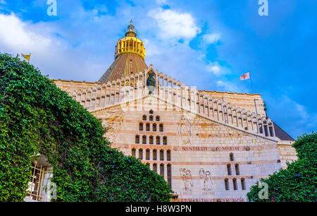 La vista sulla bellissima facciata della Basilica dell'Annunciazione a Nazareth, Israele. Foto Stock