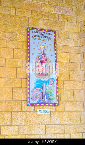 Il bellissimo pannello vetrato della Madonna e il bambino dal Principato di Andorra si trova nel portico della Basilica dell'Annunciazione Foto Stock