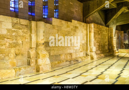 Le pareti in rovina delle chiese medievali si trovano nel livello inferiore della Basilica dell'Annunciazione a Nazareth, Israele. Foto Stock