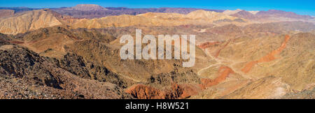 Il deserto roccioso è uno dei più pittoreschi luoghi a secco di distretto meridionale, Eilat, Israele. Foto Stock