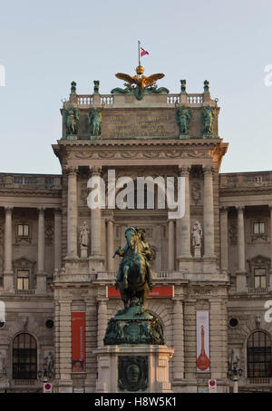 Vienna, Austria - 31 dicembre 2015: l'architettura vicino fino alla facciata di palazzo hosburg in Vienna, con la statua equestre Foto Stock