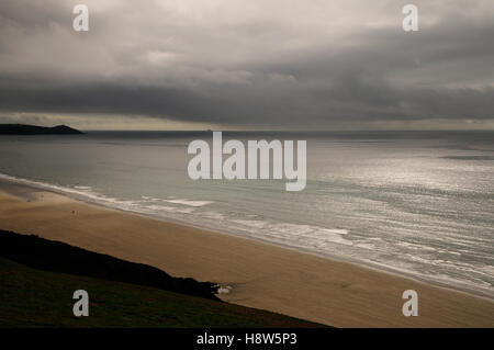 Nuvole scure su Whitsand Bay e il rame testa. Foto Stock