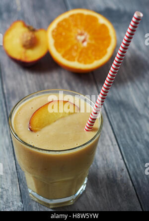 Pesca e arancio frullato fatti in casa Foto Stock