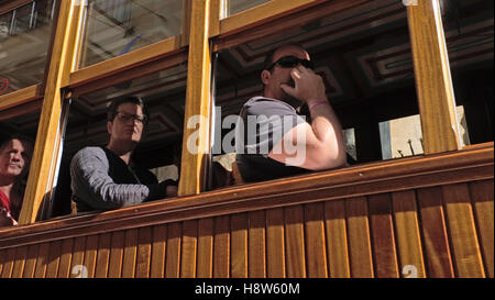 I turisti a bordo di Soller a Soller tram porta a Maiorca. Foto Stock