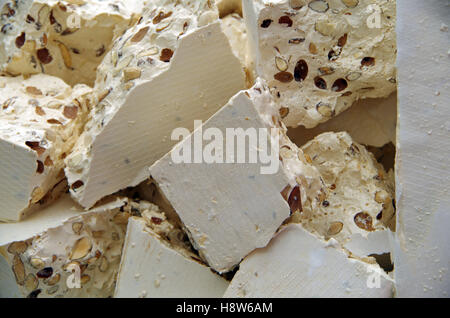 Dolce italiano pezzetti di torrone bianco con mandorle Foto Stock