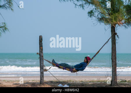 La vita in spiaggia a sud di Hua Hin Tailandia Foto Stock