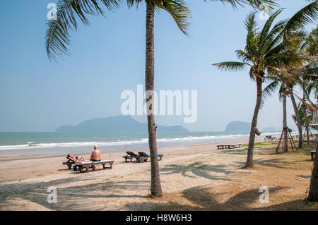 La vita in spiaggia a sud di Hua Hin Tailandia Foto Stock