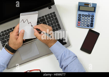 Imprenditore della scrivania in ufficio utilizzando il computer. Vista da sopra. Coffe break in ufficio. Foto Stock