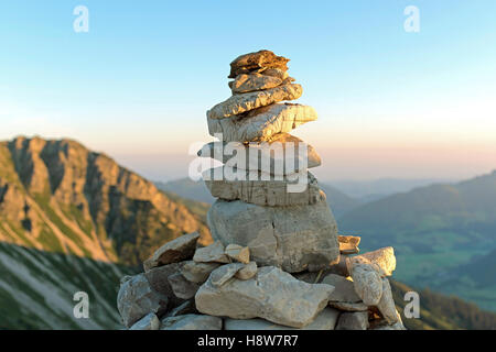 Steinmännchen an der Rohnenspitze Allgäuer Alpen Tirol Österrreich Cairn equilibrato di rocce di Rohnenspitze Alpi Allgäu Foto Stock