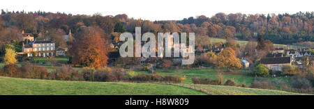 Bourton sulla collina in autunno a sunrise. Cotswolds, Gloucestershire, Inghilterra. Vista panoramica Foto Stock