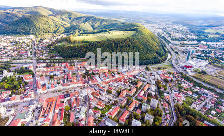Vista aerea della città slovacca di Banska Bystrica circondata da colline. Foto Stock