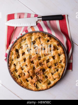 Freschi di forno la torta di mele sul tavolo bianco Foto Stock