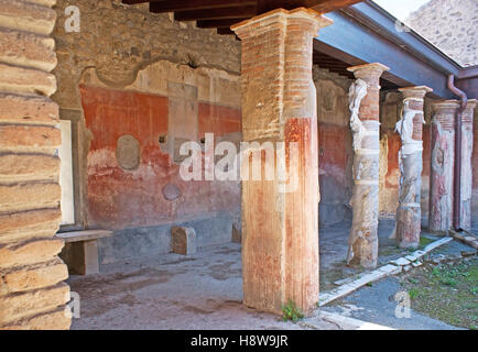 I resti delle decorazioni dipinte in galleria coperta dell antica villa romana di Pompei, Italia. Foto Stock