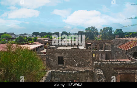 La vista sull'antica Pompei, in gran parte distrutto e sepolto sotto la cenere e pomice in eruzione del Vesuvio, Italia. Foto Stock