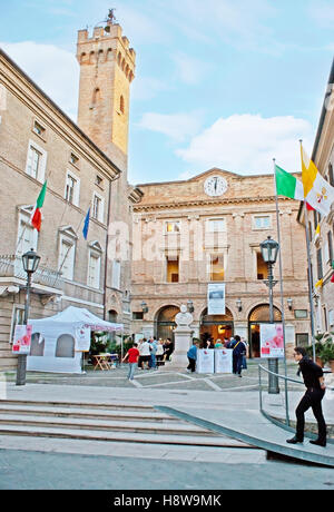 La vecchia torre in mattoni del Palazzo Comunale con il busto di Garibaldi nella piccola piazza Foto Stock