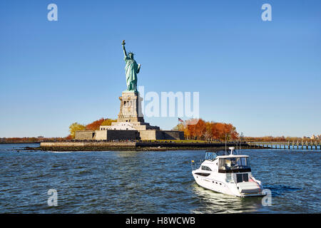 Cerca sulla Statua della libertà sul piedistallo dalla barca bianca sul fiume Hudson. Foto Stock