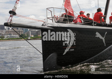 Close-up di Puma racing yacht bow Foto Stock