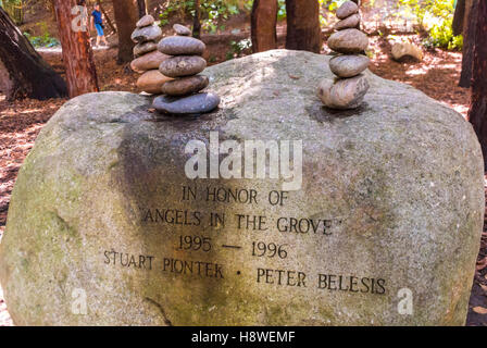 San Francisco, CA, Stati Uniti d'America, dettaglio pietre montate in Golden Gate Park, National AIDS Memorial Grove Foto Stock