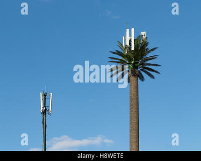 Travestito radio e la comunicazione telefonica a montanti e antenne in Marocco, Africa del Nord Foto Stock