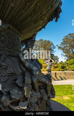 San Francisco, CA, Stati Uniti d'America, Arte di strada, Francese scultura (Gustave Doré) uomo prendendo foto, pubblico, Museo de Young, Golden Gate Park Foto Stock